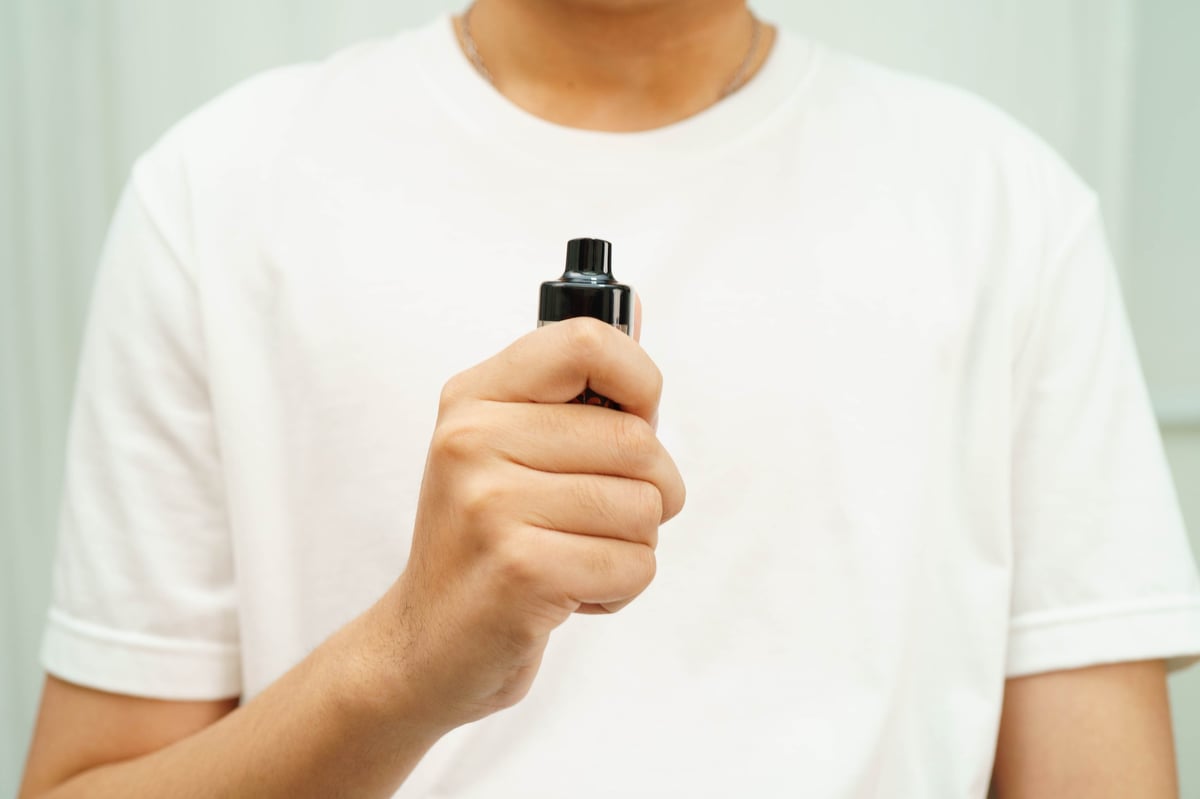 Person holding a disposable vape device